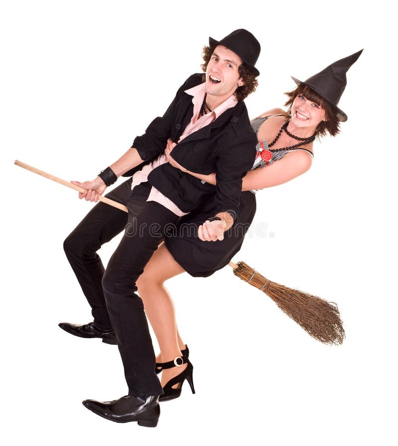Strega della ragazza di Halloween sull'uomo dell'orso della scopa. fotografie stock Strega della ragazza di Halloween sull'uomo dell'orso della scopa. fotografie stock