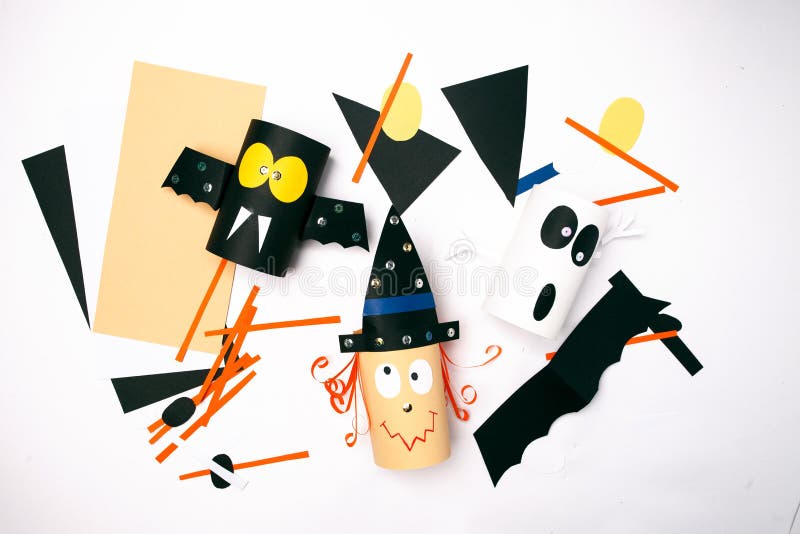Strega di Halloween, fantasma, pipistrello da carta su fondo bianco DIY creativo per i bambini Idea domestica della decorazione p fotografie stock Strega di Halloween, fantasma, pipistrello da carta su fondo bianco DIY creativo per i bambini Idea domestica della decorazione p fotografie stock