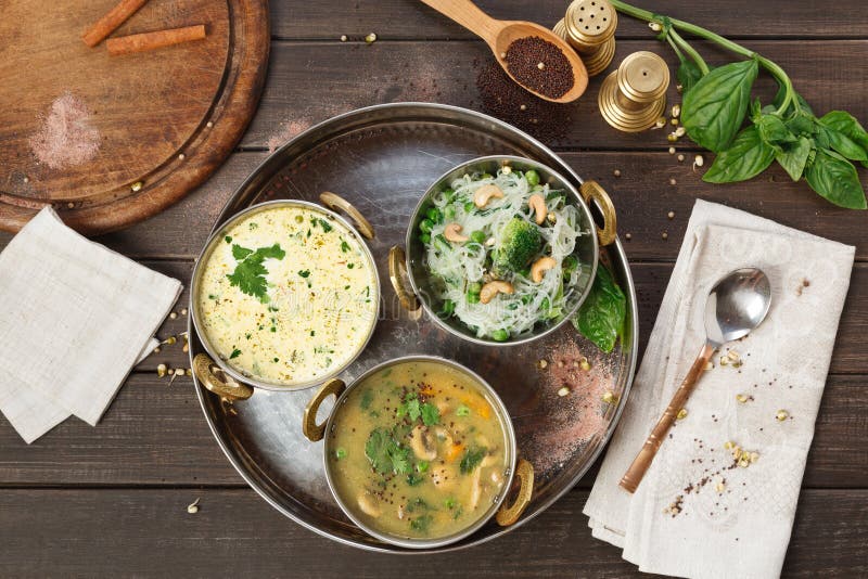 Strenger Vegetarier und heiße würzige Teller der vegetarischen indischen Küche
