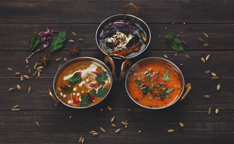 Strenger Vegetarier und heiße würzige Teller der vegetarischen indischen Küche