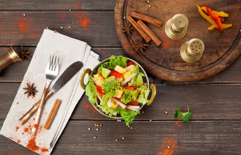Strenger Vegetarier und vegetarischer indischer Restaurantteller, Frischgemüsesalat stockbild Strenger Vegetarier und vegetarischer indischer Restaurantteller, Frischgemüsesalat stockbild