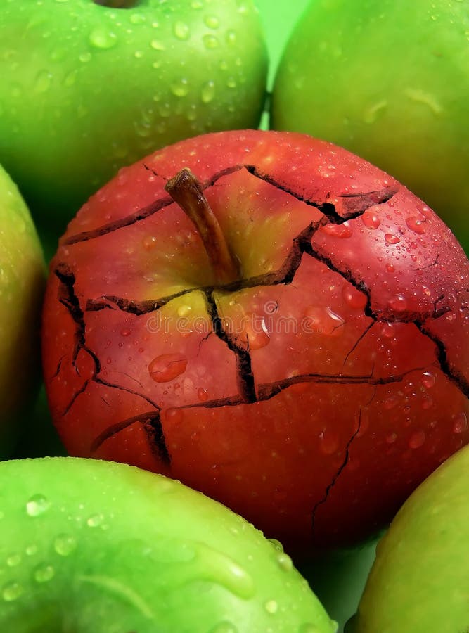 Un rosso rotto apple tra quelli verdi.