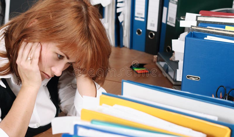 Una donna appare stanco, stress in ufficio.