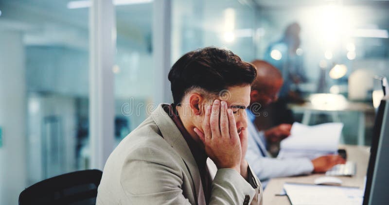 Stress d'affari e uomo in carica con pressione al mal di testa e contabile esausto alla scadenza. Emicrania stanca e immagini stock libere da diritti