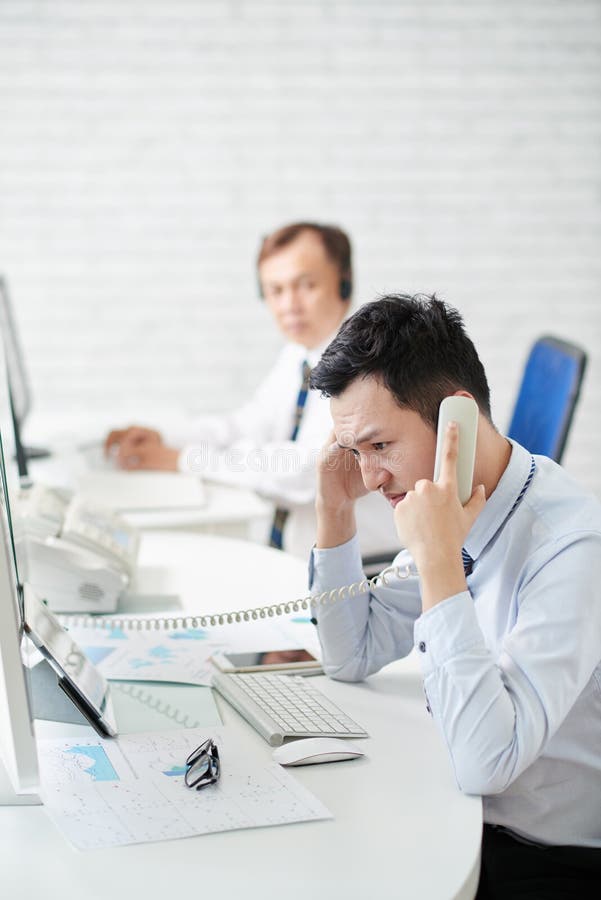 Stressad finansiell chef arkivfoto