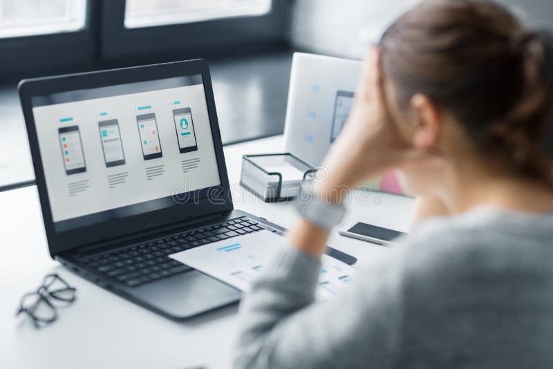Stressad formgivare med användargränssnittet på bärbara datorn arkivfoton Stressad formgivare med användargränssnittet på bärbara datorn arkivfoton