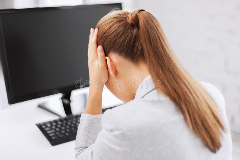 Stressad kvinna med datoren arkivfoton Stressad kvinna med datoren arkivfoton
