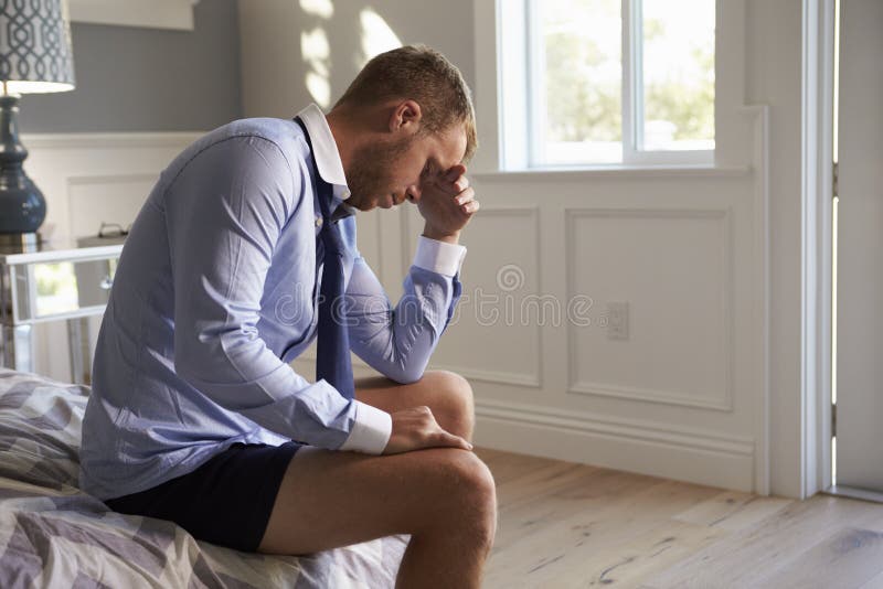 Stressat affärsmanGetting Dressed For arbete royaltyfria foton