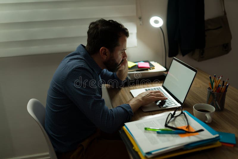 Stressato che cerca di finire un progetto immagine stock libera da diritti