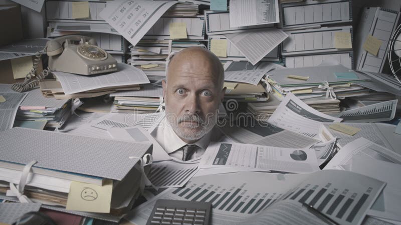 Zdůraznil účetní pracovní v kancelář, on je utonutí los z papírování ohromen podle.