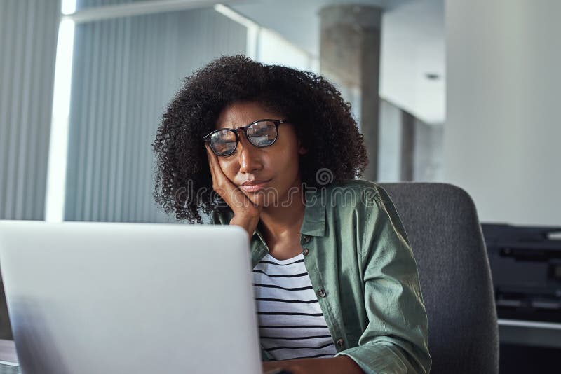 Stressed frustrierte die junge Geschäftsfrau, die Laptop betrachtet lizenzfreie stockfotos Stressed frustrierte die junge Geschäftsfrau, die Laptop betrachtet lizenzfreie stockfotos