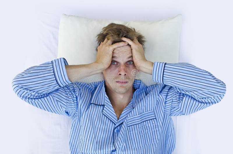 Stressato uomo svegliarsi paura / preoccupato o non in grado di prendere sonno.