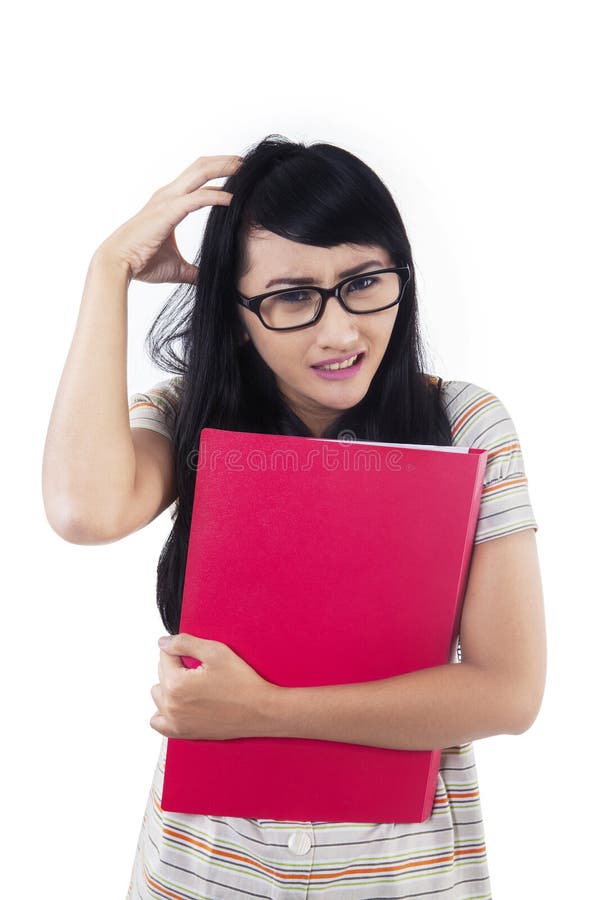 Stressige Studentin auf weißem Hintergrund lizenzfreie stockfotografie Stressige Studentin auf weißem Hintergrund lizenzfreie stockfotografie