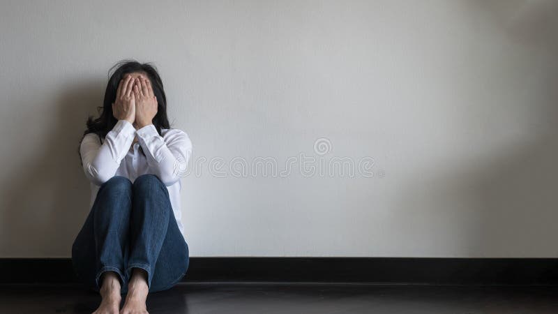 Stressiger deprimiert Gefühlsmensch der Panikattackefrau mit Krankheitskopfschmerzen und -migräne der psychischen Gesundheit