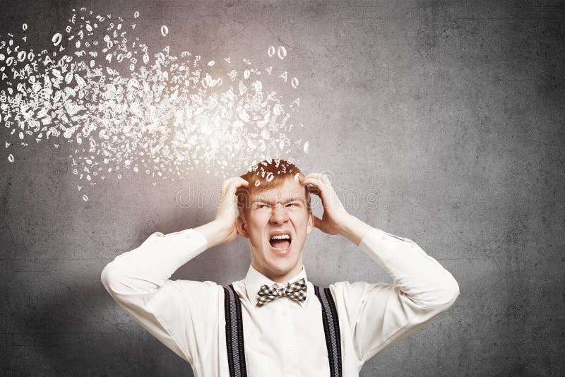 Stressiger Rothaarigestudent hält Hände auf Kopf stockfotografie Stressiger Rothaarigestudent hält Hände auf Kopf stockfotografie
