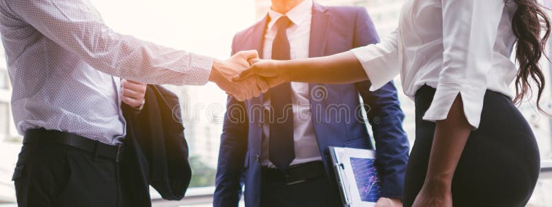 Stretta di mano della gente di affari di affari di affare fotografia stock libera da diritti