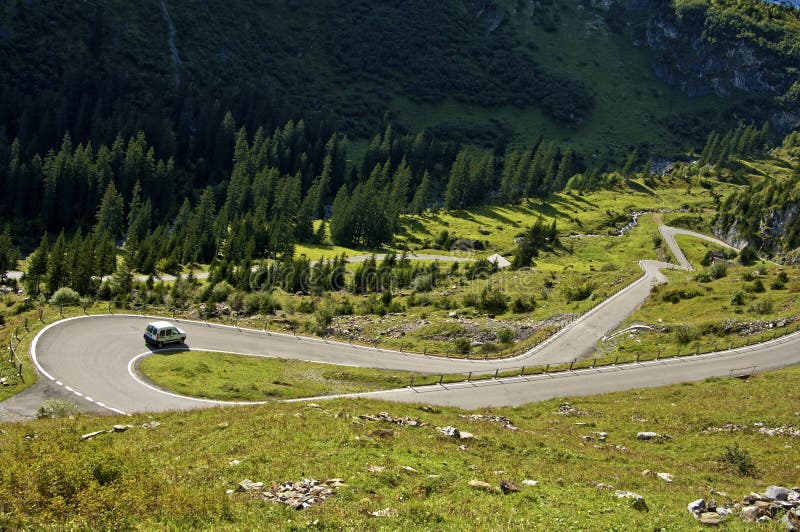 Stretto accenda una strada della montagna fotografia stock Stretto accenda una strada della montagna fotografia stock