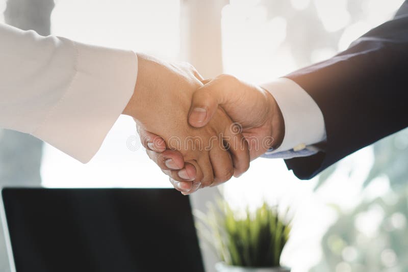 Stretto contatto di imprenditori e clienti che stringono la mano dopo un accordo