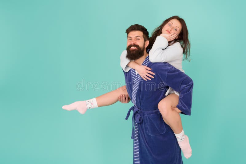 Stretto rapporto Giovane bello che d? il suo giro di a due vie dell'amica Accoppi in accappatoi divertendosi il turchese immagini stock Stretto rapporto Giovane bello che d? il suo giro di a due vie dell'amica Accoppi in accappatoi divertendosi il turchese immagini stock