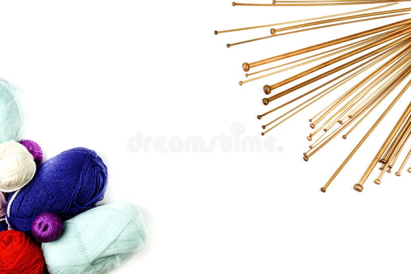 Strickender Hintergrundrahmen Stricknadeln und buntes Garn auf weißem Hintergrund stockbilder Strickender Hintergrundrahmen Stricknadeln und buntes Garn auf weißem Hintergrund stockbilder