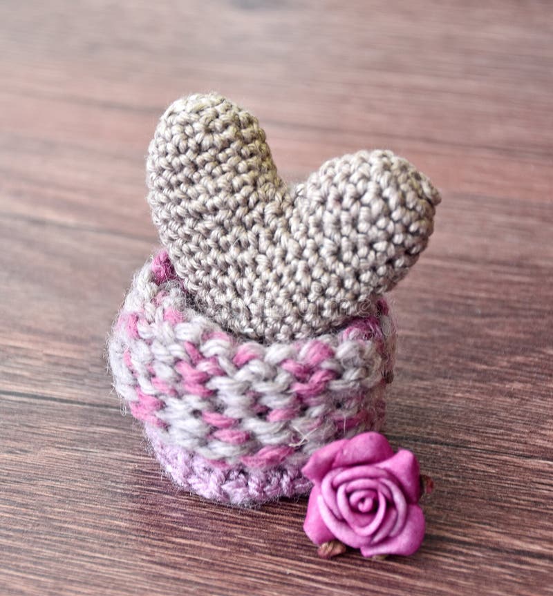 Strickendes Herz auf hölzernem Hintergrund Häkeln Sie goldenes Herz Valentinstag, Tageskarte, Hintergrund stockfoto Strickendes Herz auf hölzernem Hintergrund Häkeln Sie goldenes Herz Valentinstag, Tageskarte, Hintergrund stockfoto
