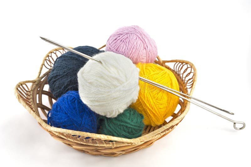 Strickgarnbälle und -nadeln im Korb auf einem weißen Hintergrund lizenzfreie stockfotografie Strickgarnbälle und -nadeln im Korb auf einem weißen Hintergrund lizenzfreie stockfotografie
