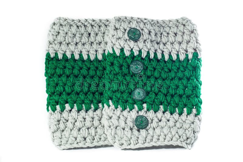 Stricksnood-Schal mit grünen Knöpfen auf weißem Untergrund stockfotografie Stricksnood-Schal mit grünen Knöpfen auf weißem Untergrund stockfotografie