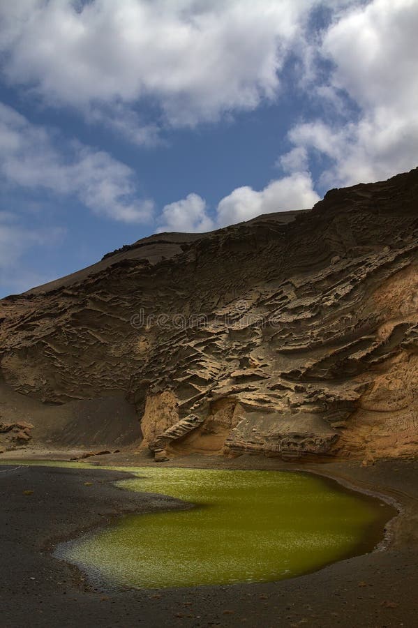 Conspicuo colores de verde laguna sobre el.