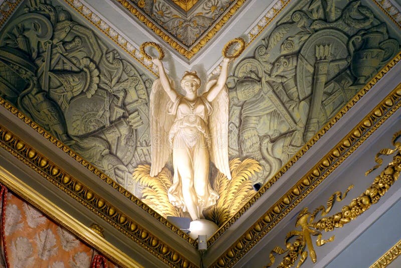 Un suggestivo trompe loeil pittura di drappeggiato angelo accoglie gli ospiti in un angolo del soffitto fregio presso lo storico Palazzo Pitti a Firenze, Italia.