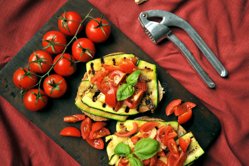 Strikt vegetarian, alkalisk sund mat med den grillade zucchinin och tomat fotografering för bildbyråer Strikt vegetarian, alkalisk sund mat med den grillade zucchinin och tomat fotografering för bildbyråer