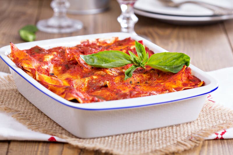 Strikt vegetariantofulasagner med tomatsås royaltyfria foton Strikt vegetariantofulasagner med tomatsås royaltyfria foton
