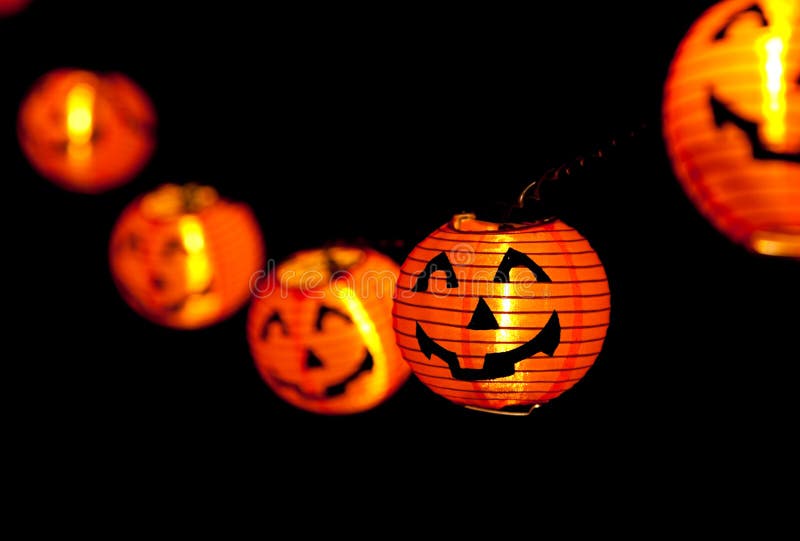 String of orange jack-o-lanterns stock photography String of orange jack-o-lanterns stock photography