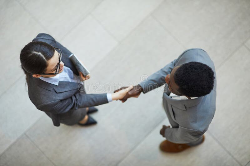 Stringere le mani con il nuovo socio commerciale immagini stock Stringere le mani con il nuovo socio commerciale immagini stock
