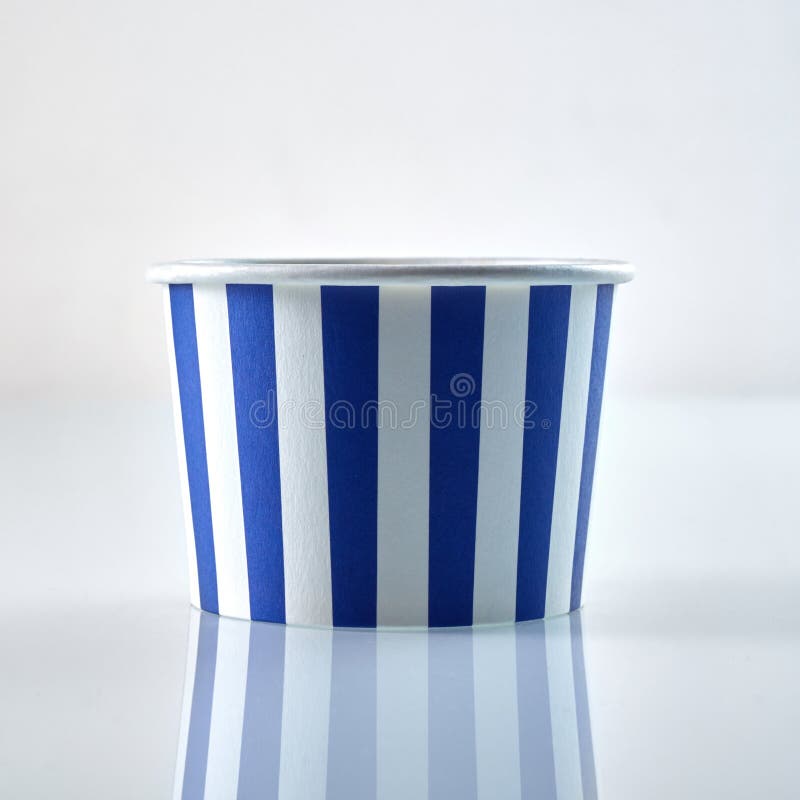 Striped голубой и белый устранимый пищевой контейнер стоковые фотографии rf