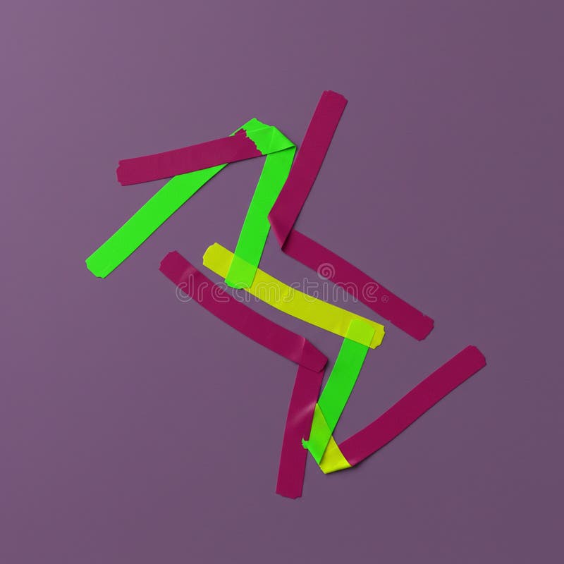 Strisce colorate di nastro principalmente verde magenta e giallo disposte in modo zigzag su sfondo viola. royalty illustrazione gratis