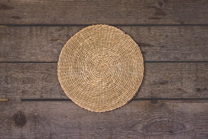Stro weven ronde hand maakte textuur op het Oude Pakket van Wooden met het Knippen van Weg Horizontale stock fotografie Stro weven ronde hand maakte textuur op het Oude Pakket van Wooden met het Knippen van Weg Horizontale stock fotografie