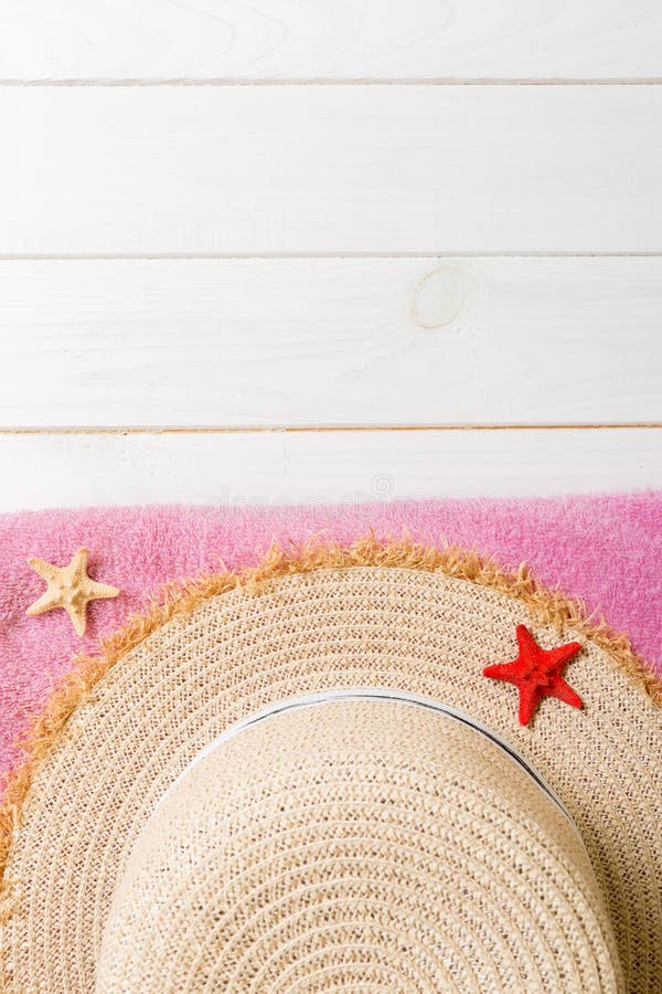 Strohhut, rosa Tuch und Starfish auf einem dunklen hölzernen Hintergrund DraufsichtSommerferienkonzept mit Kopienraum stockfoto Strohhut, rosa Tuch und Starfish auf einem dunklen hölzernen Hintergrund DraufsichtSommerferienkonzept mit Kopienraum stockfoto