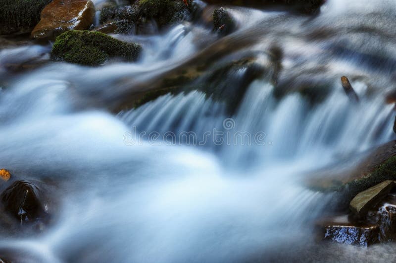 strom malerischer Wasserfall in den Karpatenbergen lizenzfreie stockbilder strom malerischer Wasserfall in den Karpatenbergen lizenzfreie stockbilder