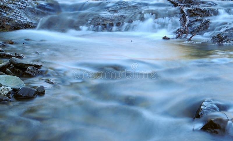 strom malerischer Wasserfall in den Karpatenbergen lizenzfreies stockbild strom malerischer Wasserfall in den Karpatenbergen lizenzfreies stockbild