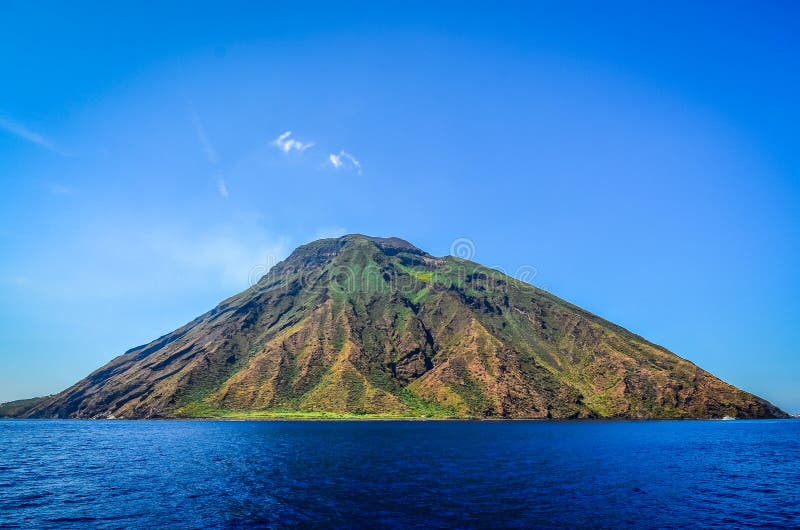 Stromboli vulkanisch die eiland in Lipari van de oceaan, Sicil wordt bekeken stock fotografie Stromboli vulkanisch die eiland in Lipari van de oceaan, Sicil wordt bekeken stock fotografie