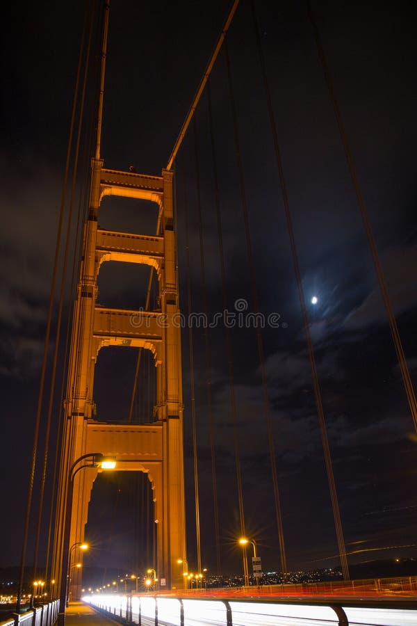 Stromende auto's op Golden gate bridge, San Francisco, Californië stock foto Stromende auto's op Golden gate bridge, San Francisco, Californië stock foto