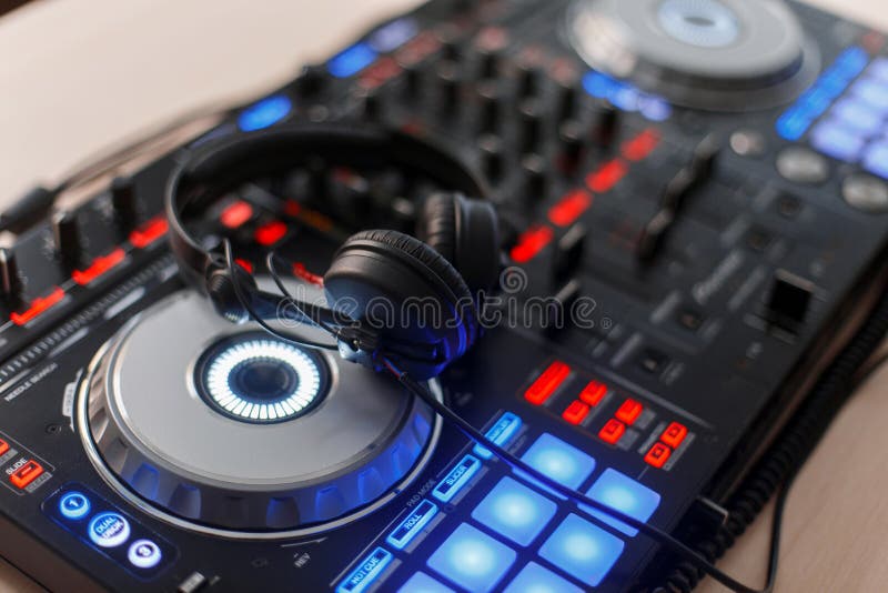 strona Fachowy audio wyposażenie z hełmofonami, DJ melanżer zdjęcie stock strona Fachowy audio wyposażenie z hełmofonami, DJ melanżer zdjęcie stock