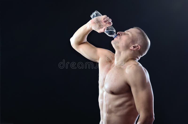 Холодная вода для мужчин. Парень пьет жадно воду. Вода в мышцах. Вода и мускулатура. Доставщики воды мышцы.