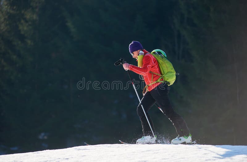 Туристу лыжнику было лень идти до проруби. Рюкзак для лыжников. Лыжник турист с рюкзаком из глины.