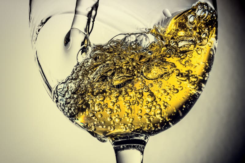 Stroom van het witte wijn gieten in een glas, het witte close-up van de wijnplons Zwart-witte foto met kleur van wijn stock afbeeldingen Stroom van het witte wijn gieten in een glas, het witte close-up van de wijnplons Zwart-witte foto met kleur van wijn stock afbeeldingen