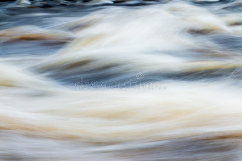 Stroomversnelling in rivier in Zweedse bergen dichtbij idre stock foto's