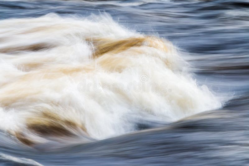 Stroomversnelling in rivier in Zweedse bergen dichtbij idre stock foto