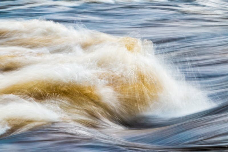 Stroomversnelling in rivier in Zweedse bergen dichtbij idre royalty-vrije stock foto's