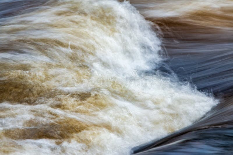 Stroomversnelling in rivier in Zweedse bergen dichtbij idre royalty-vrije stock fotografie