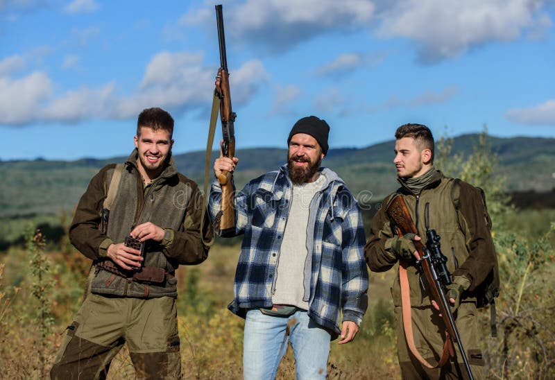Stroperpartner - binnen - misdaad Activiteit voor echt mensenconcept Jagersjachtopzieners die dier of vogel zoeken Jagers met royalty-vrije stock foto Stroperpartner - binnen - misdaad Activiteit voor echt mensenconcept Jagersjachtopzieners die dier of vogel zoeken Jagers met royalty-vrije stock foto